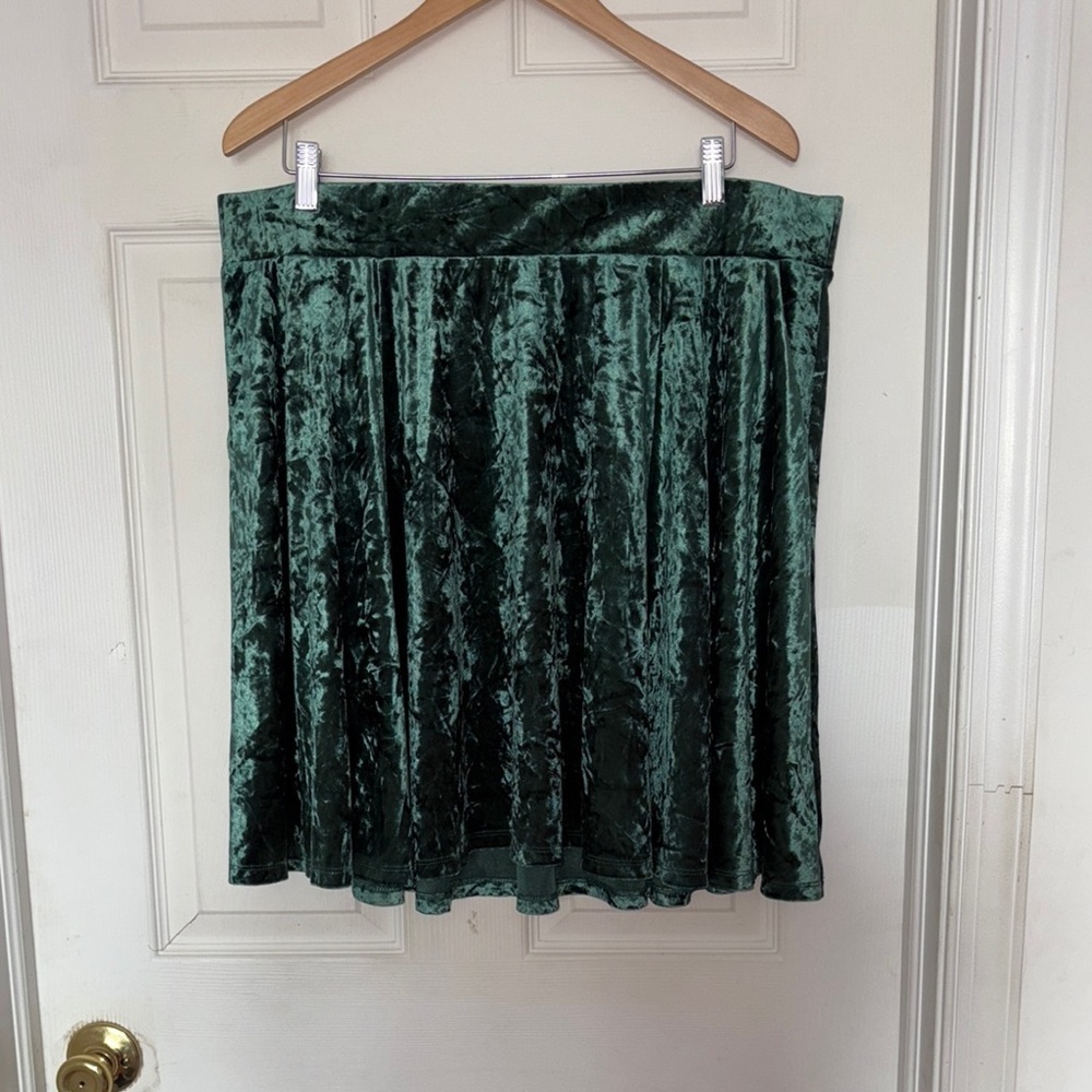 Torrid Mini Velvet Green Skater Skirt Size 2X - Picture 4 of 8